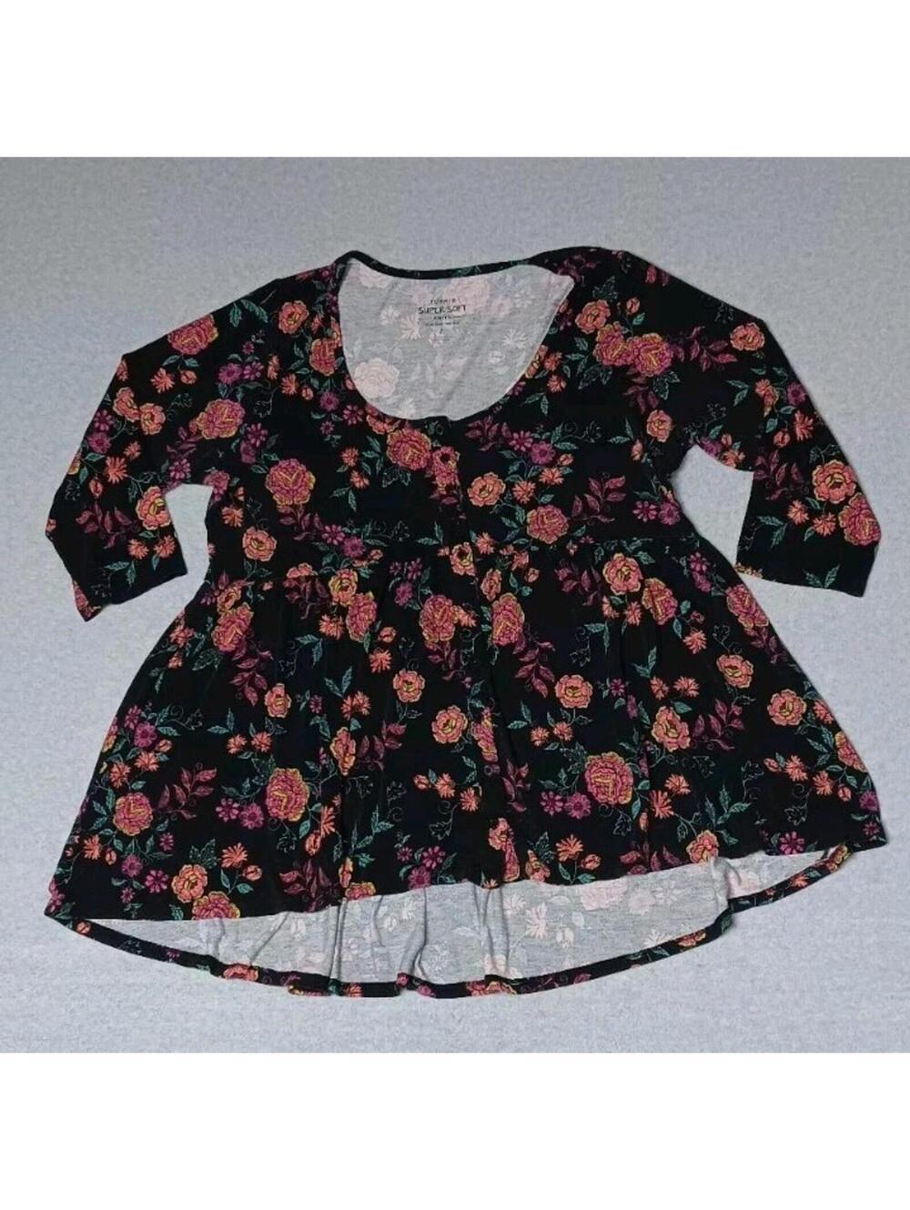 Torrid 3/4 Sleeve Button Up Tunic Blouse Womens Size 2 Black With Floral Design